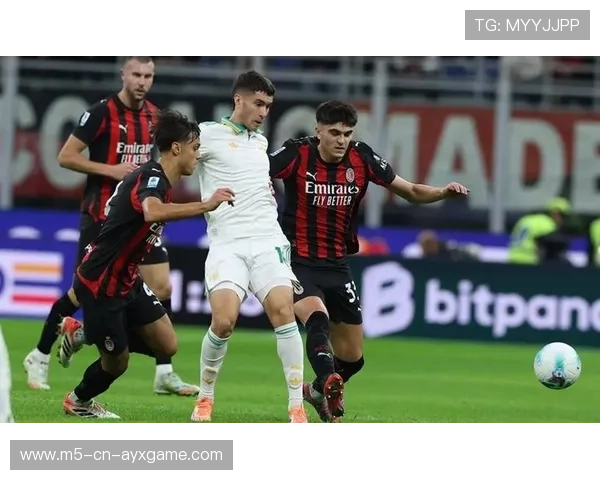 AC米兰左侧突破后给出贴地回传形成门前混乱