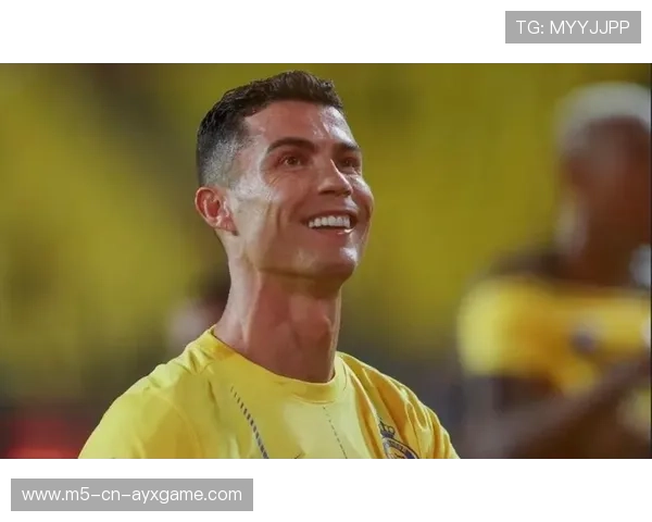 C罗新耳钉太闪，球迷表示被晃到：这次是真的“光芒万丈”！